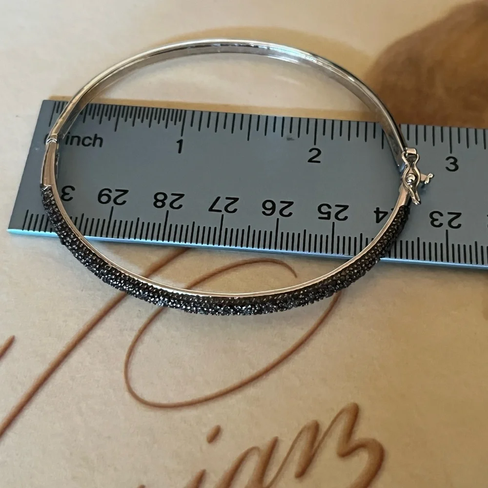 Elegant Black and Silver Bangle Bracelet
Victorian Townsend, Sterling Silver. - Picture 2 of 6